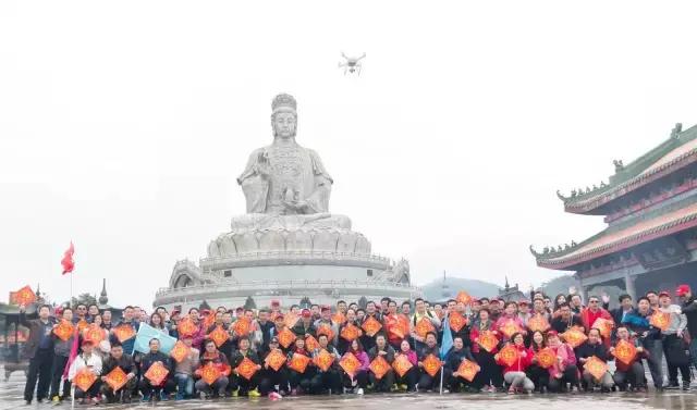 数百人冒雨来观音山接福，场面震撼！