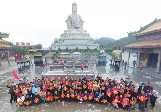 数百人冒雨来观音山接福，场面震撼！