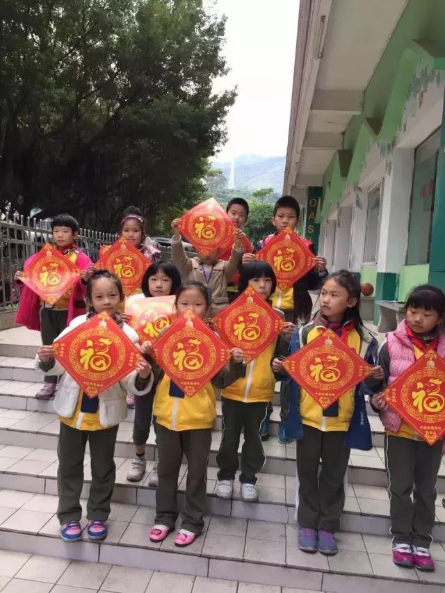 数百人冒雨来观音山接福，场面震撼！