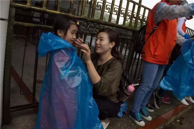 现场实拍，游客信众冒雨游东莞观音山