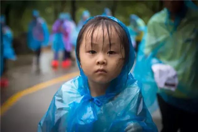 现场实拍，游客信众冒雨游东莞观音山