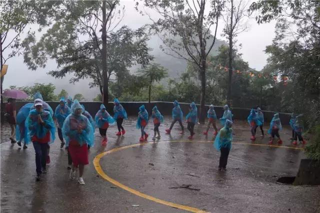 现场实拍，游客信众冒雨游东莞观音山