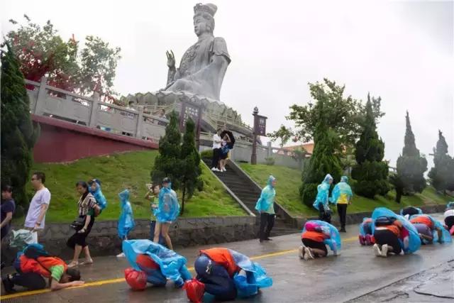 现场实拍，游客信众冒雨游东莞观音山