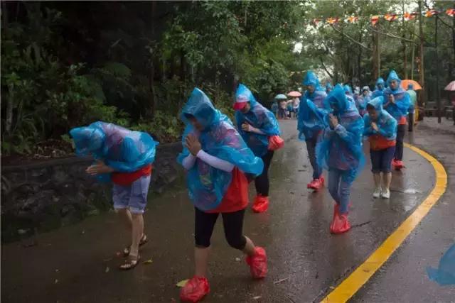 现场实拍，游客信众冒雨游东莞观音山