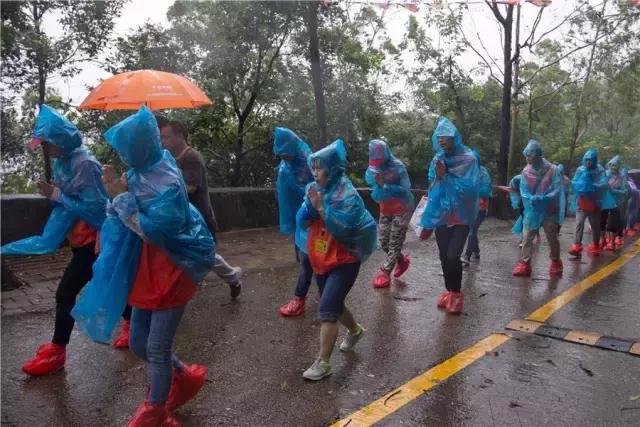 现场实拍，游客信众冒雨游东莞观音山