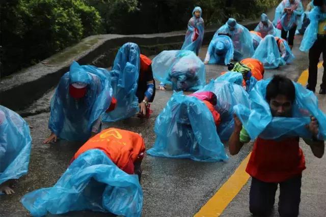 现场实拍，游客信众冒雨游东莞观音山