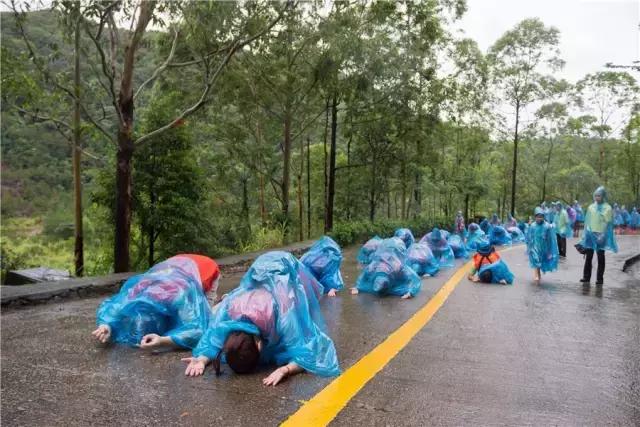 现场实拍，游客信众冒雨游东莞观音山