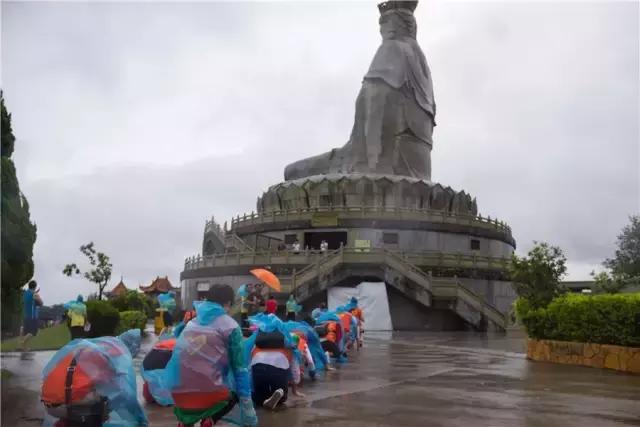 现场实拍，游客信众冒雨游东莞观音山