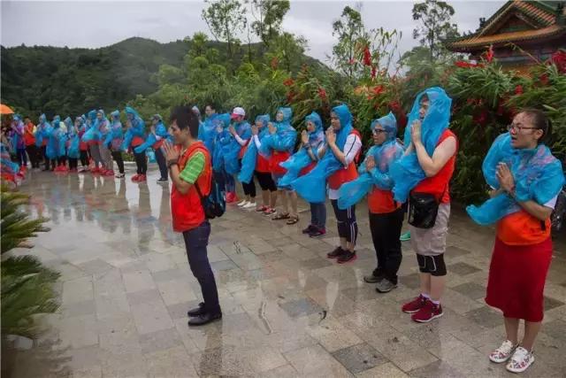 现场实拍，游客信众冒雨游东莞观音山